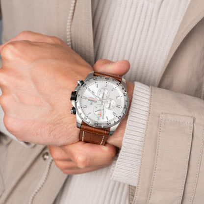 Zegarek męski Festina Chronograph na nadgarstku z brązowym skórzanym paskiem i białą tarczą