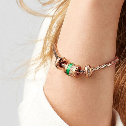 Charm i rostfritt stål till berlockarmband med grön emalj och roséguldpläterad infattning med stenar