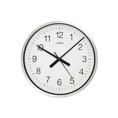 Runde Wanduhr mit weißem Zifferblatt, schwarzen Zeigern und arabischen Zahlen