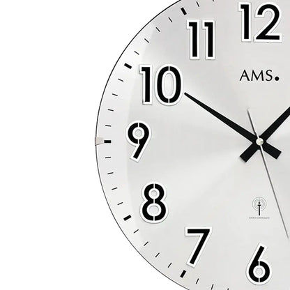 Silberne Wanduhr: weißes Zifferblatt, schwarze Zeiger, große arabische Zahlen, AMS-Logo