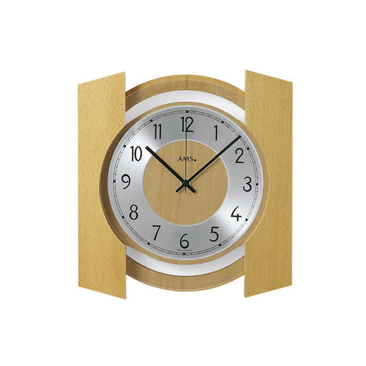 Wanduhr mit hellem Holzgehäuse und rundem Ziffernblatt, schwarze Zeiger und Holzmittelstück.