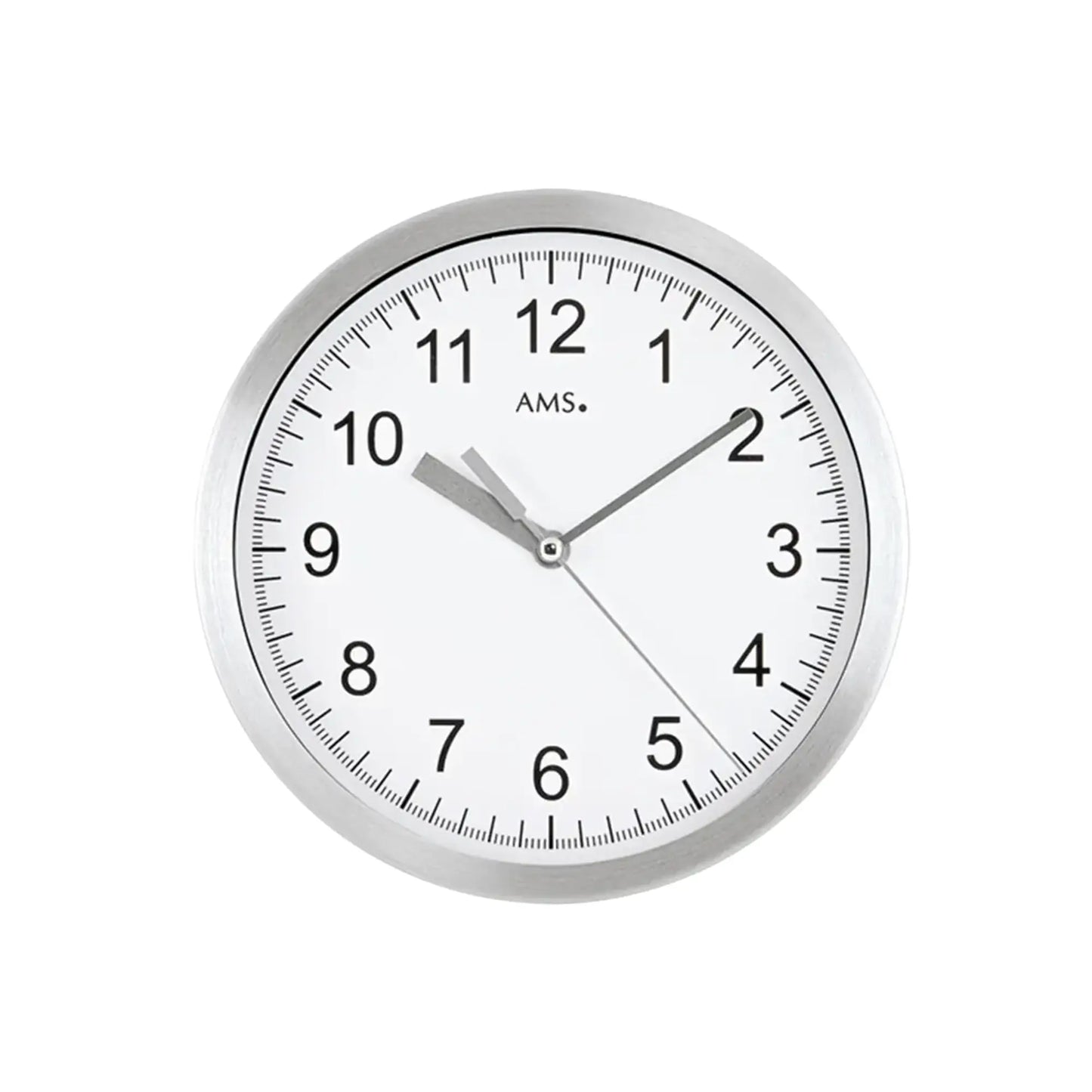 Wanduhr mit weißem Zifferblatt und Aluminiumgehäuse von AMS-Funkwerk, analoge Zeiger