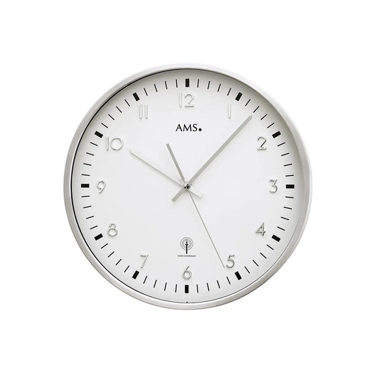 Runde Funk-Wanduhr mit weißem Zifferblatt, silbernem Rahmen und Mineralglas