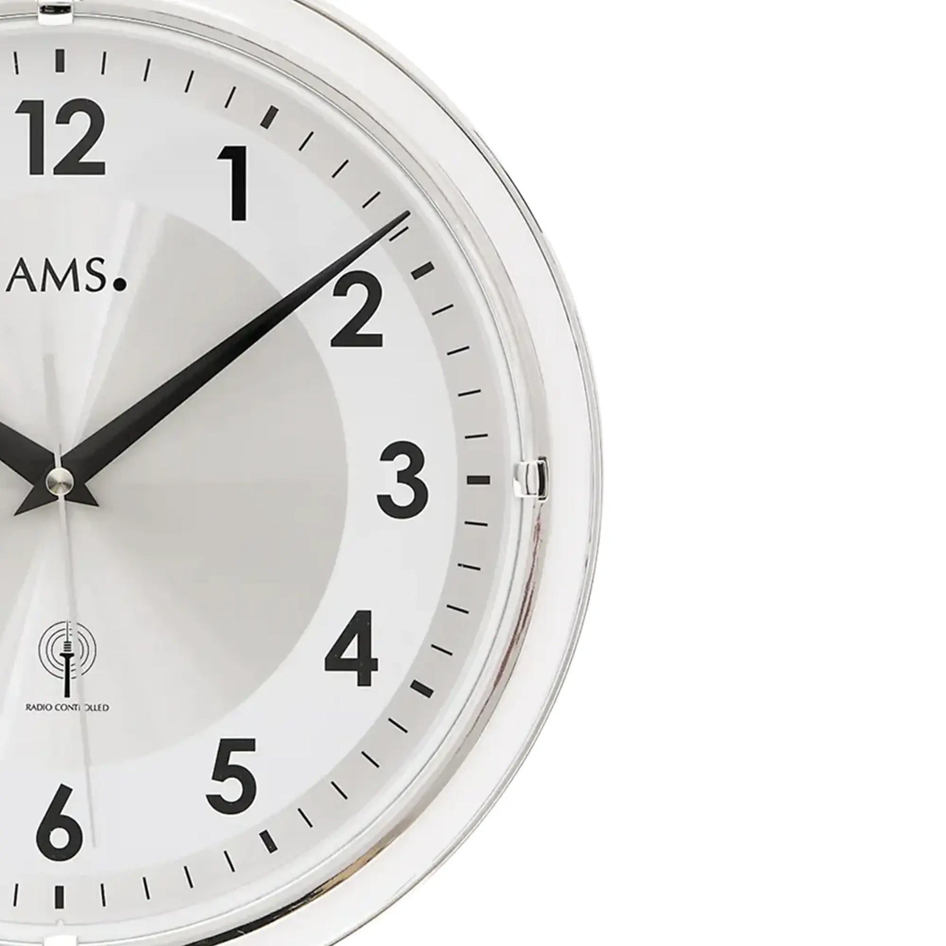 AMS Funk-Wanduhr in Silber mit weißem Zifferblatt, schwarzen Zeigern und Mineralglas