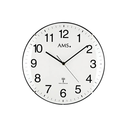 Runde Funk-Wanduhr mit weißem Ziffernblatt, schwarzen Zahlen und Zeigern, AMS-Aufdruck
