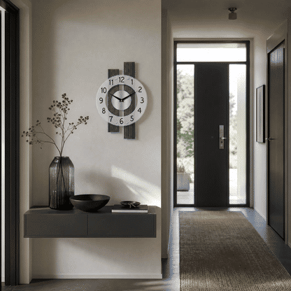Wanduhr an der Wand mit anthrazitfarbenem, gestreiftem Ziffernblatt und Zeigern