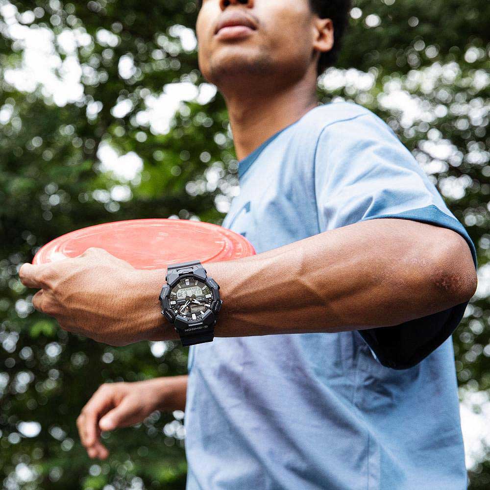 Armbandsur för herrar med mörk boett och digital display, på handleden.