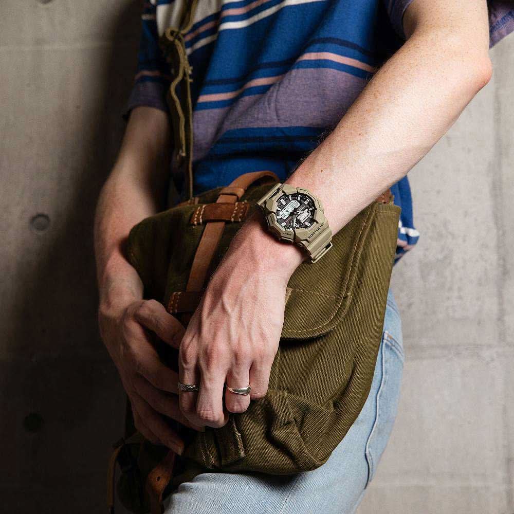 Casio G-Shock herrklocka på handleden, beige boett, mörk urtavla vid sidovy