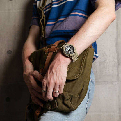 Casio G-Shock herrklocka på handleden, beige boett, mörk urtavla vid sidovy