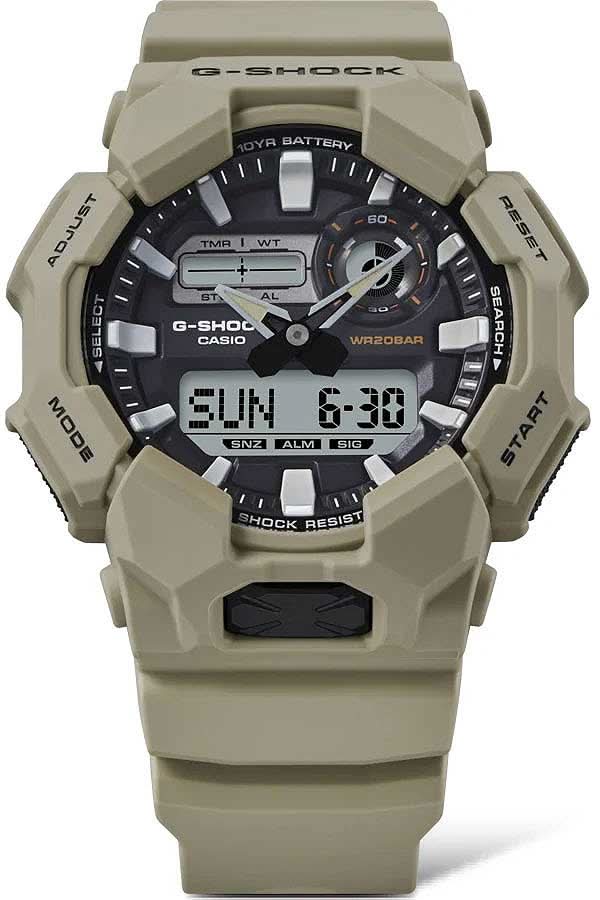 Casio G-Shock herrklocka i beige nyans, sedd framifrån med digital display och knappar på boetten