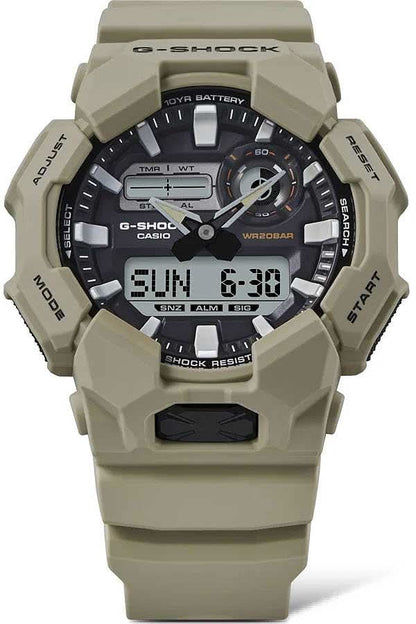 Casio G-Shock herrklocka i beige nyans, sedd framifrån med digital display och knappar på boetten