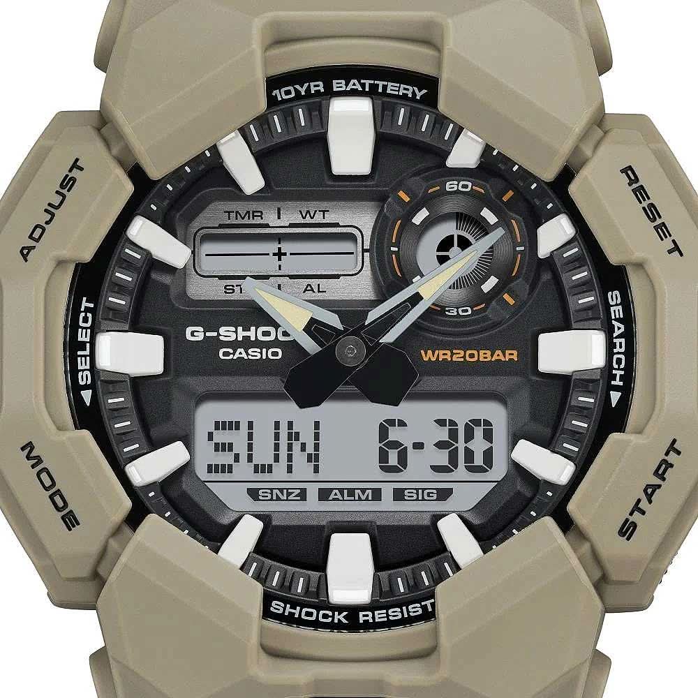 Casio G-Shock herrklocka sedd framifrån med beige boett, analogt urverk och digital display