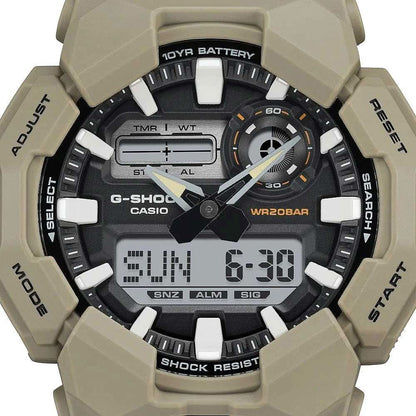 Casio G-Shock herrklocka sedd framifrån med beige boett, analogt urverk och digital display