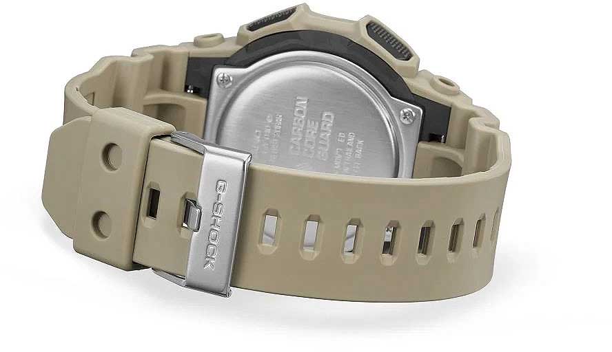 Casio G-Shock herrklocka från sidan, beige armband med metallänkar och spänne