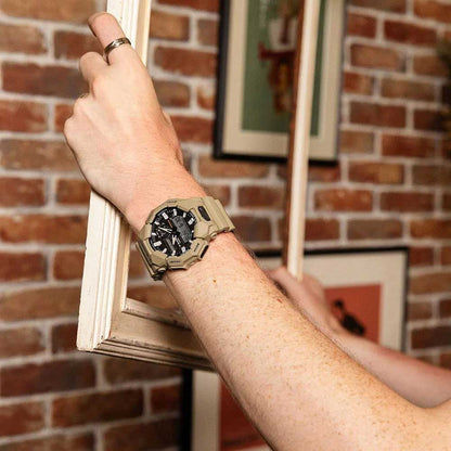 Casio G-Shock herrklocka på handleden med beige armband, boett synlig i sidovy