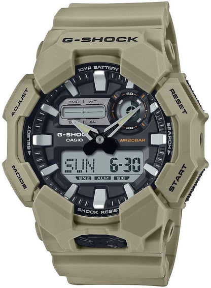 Casio G-Shock herrklocka med beige boett, rund digital display och markerade kronografelement