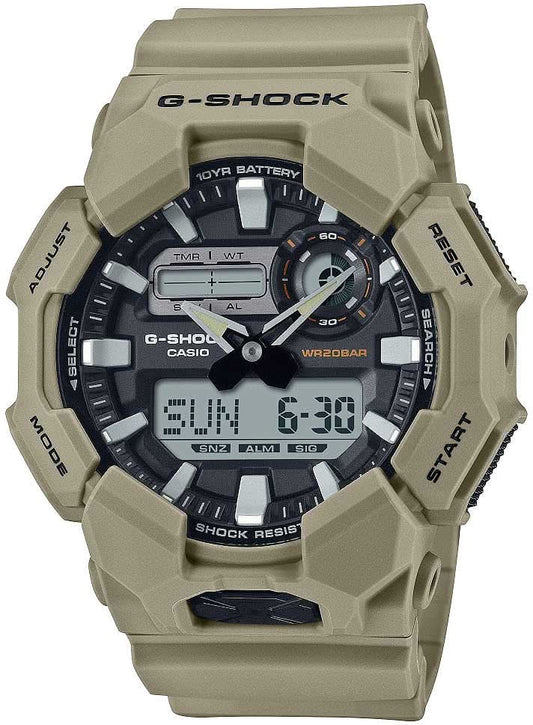 Casio G-Shock herrklocka med beige boett, rund digital display och markerade kronografelement
