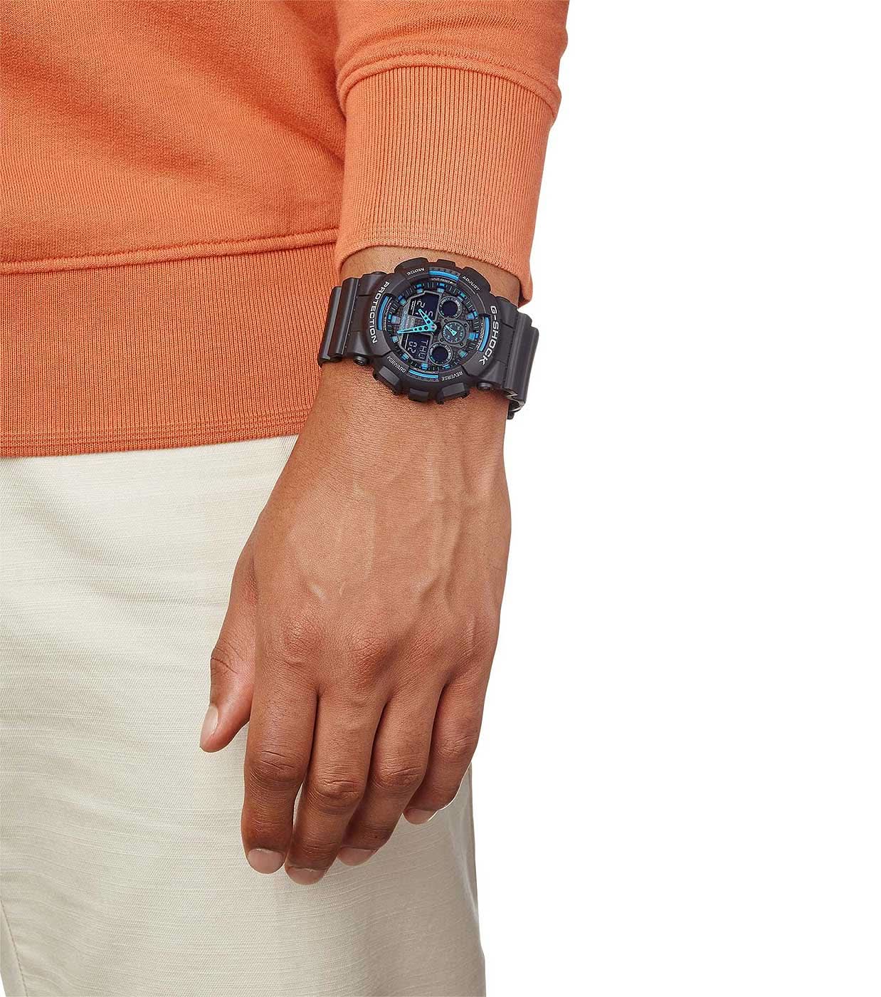 Casio G-Shock herrur på handleden, boett i svart med blå display