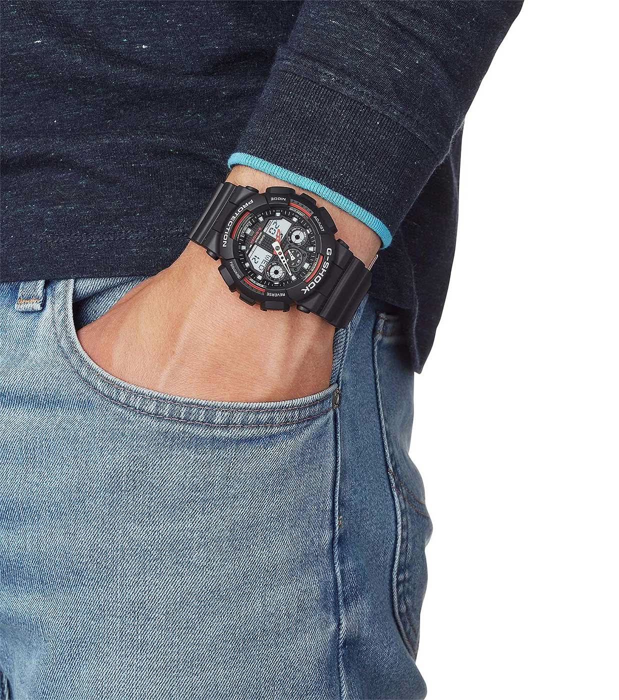 Casio G-Shock herrklocka på handleden, boett i svart med digital display