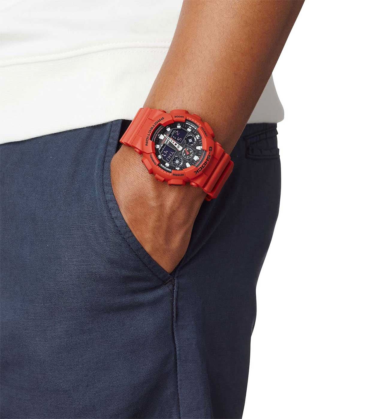 Casio G-Shock herrklocka på handleden, rött armband, svart urtavla med kronograf-suburtavlor