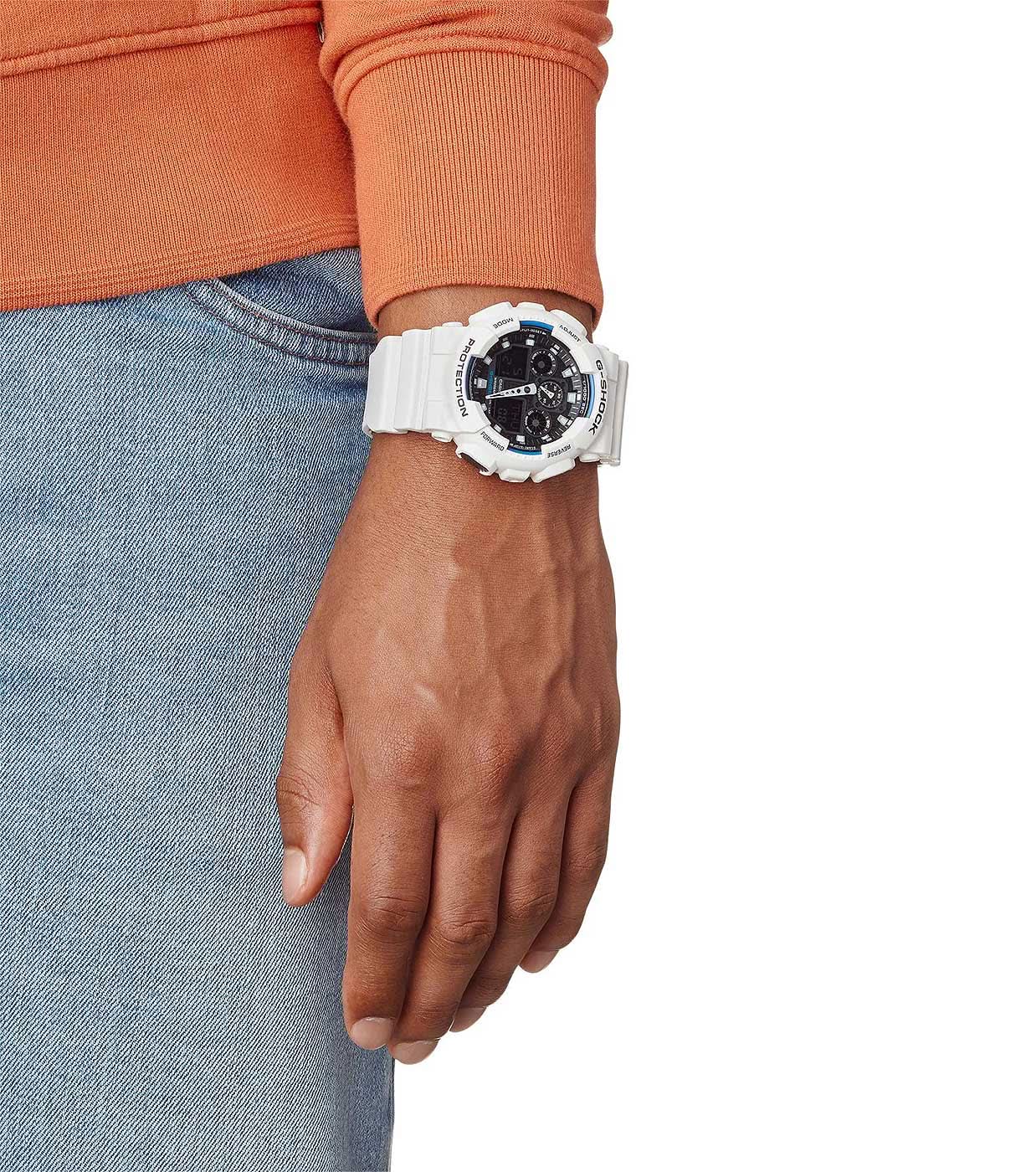 Armbandsur för herrar på handleden med vitt armband och svart digital display