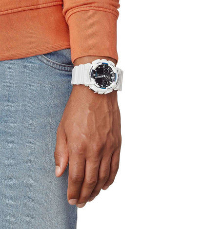 Armbandsur för herrar på handleden med vitt armband och svart digital display