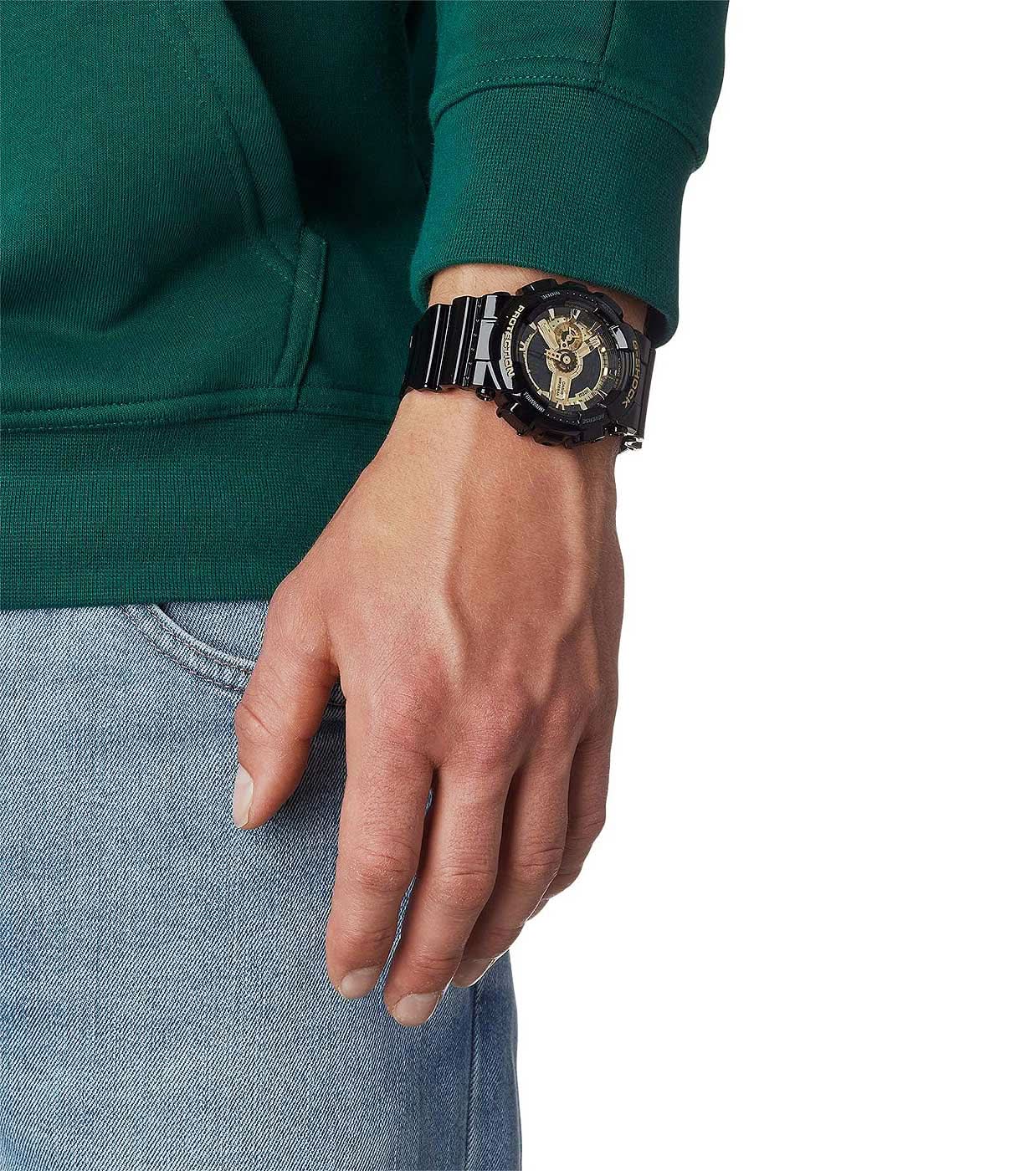Herrarmbandsur med svart armband och urtavla med gulddetaljer