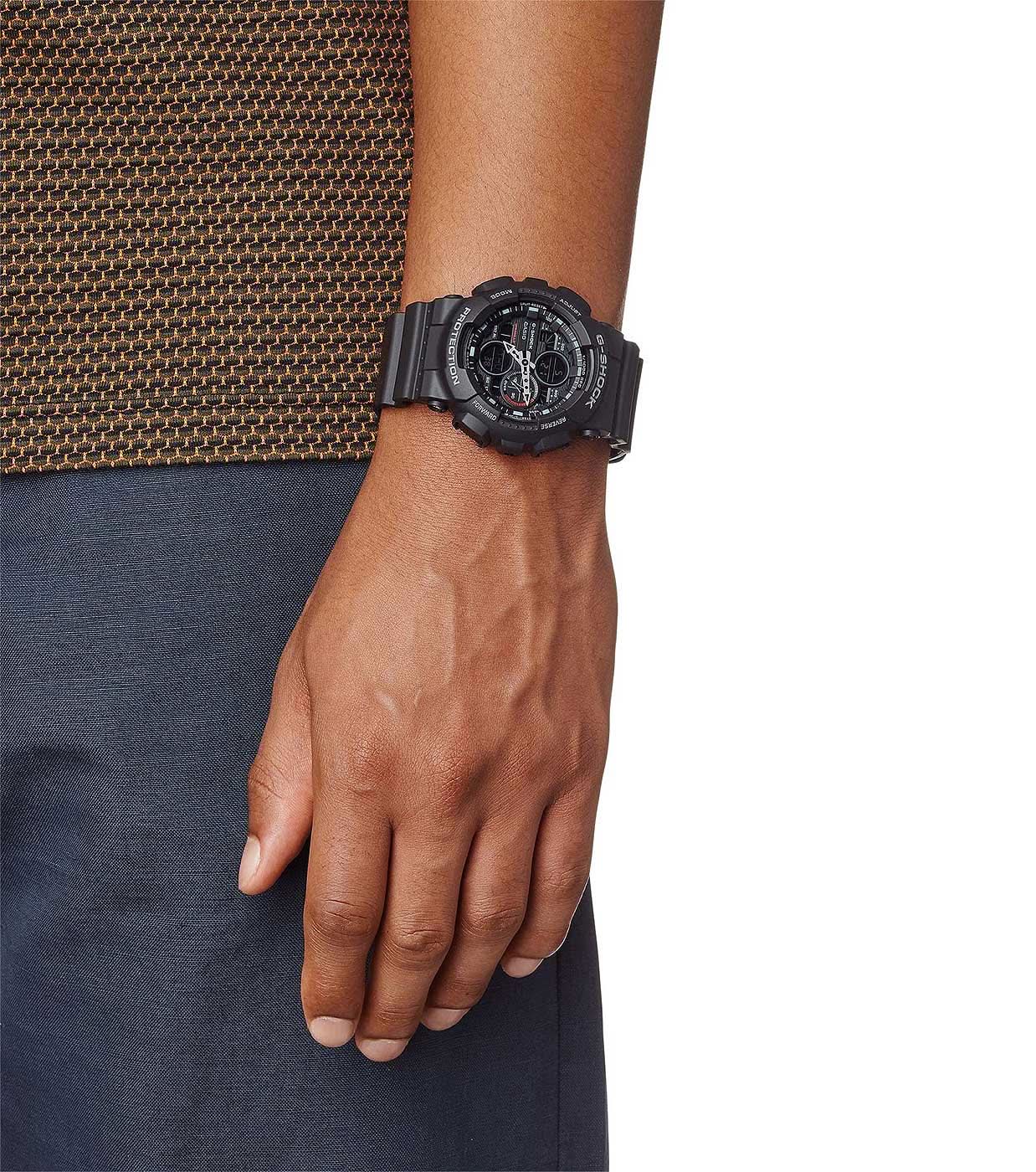 Herrarmbandsur på handleden med svart urtavla och svart armband