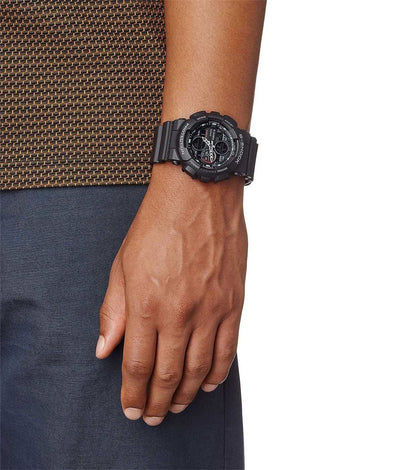 Herrarmbandsur på handleden med svart urtavla och svart armband