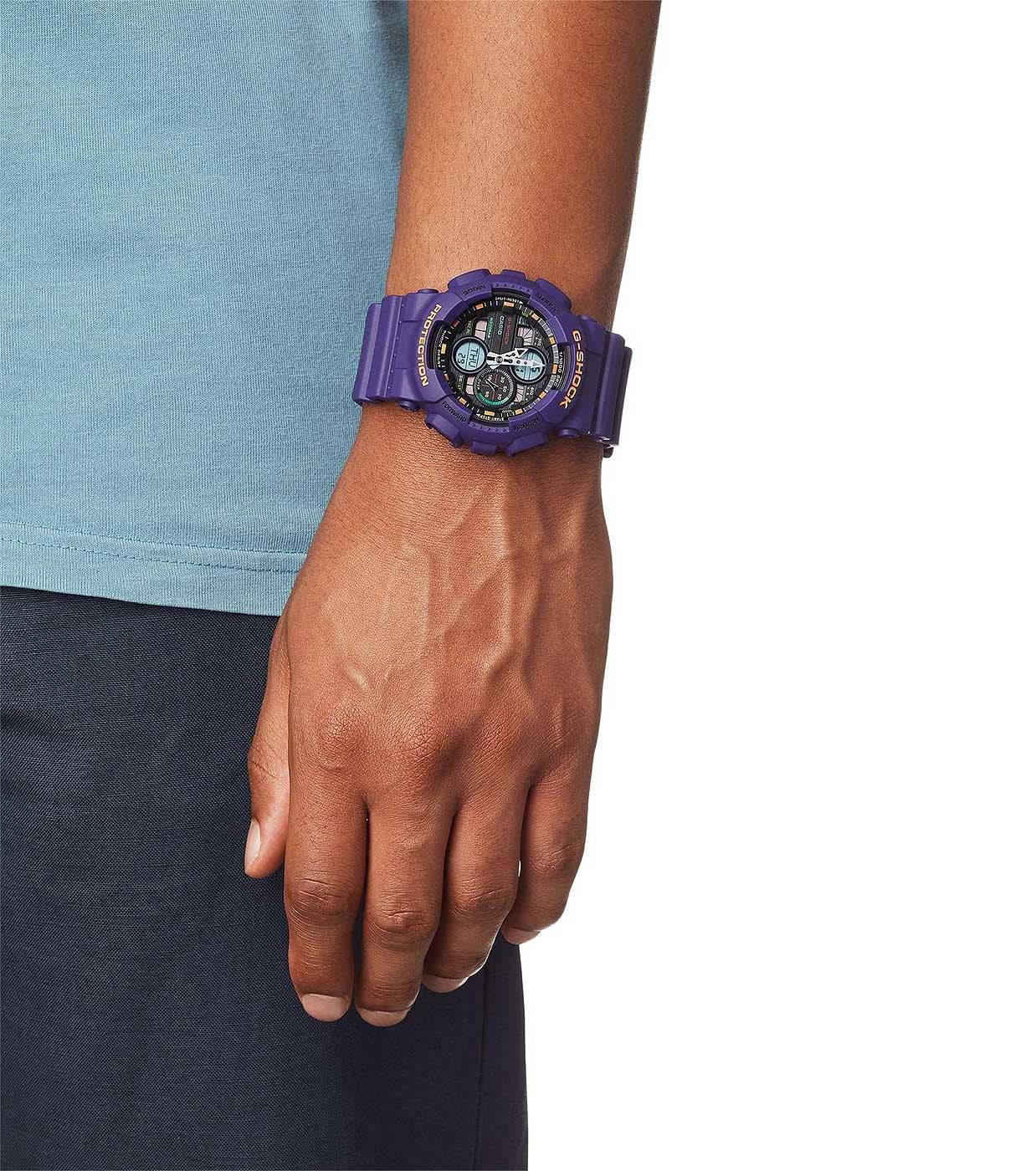 Casio G-Shock herrklocka på handleden, blått resinband och mörk urtavla