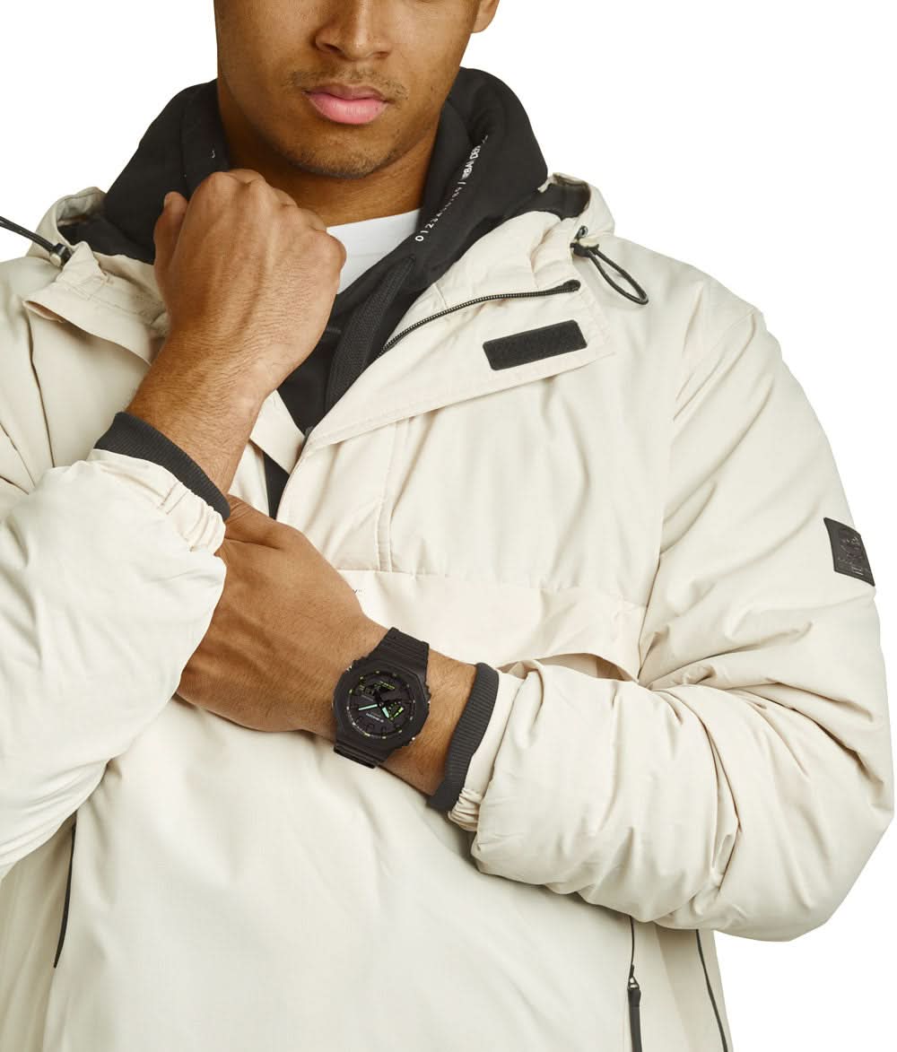 Casio G-Shock herrklocka på handleden, svart armband, grön digital display