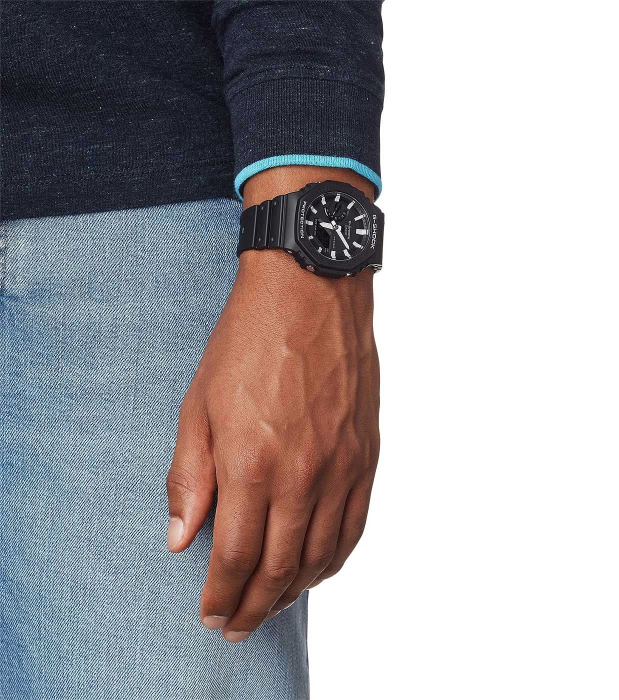 Casio G-Shock herrklocka på handleden: svart armband och svart urtavla