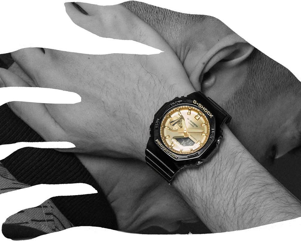 Casio G-Shock på handleden: svart armband med guldfärgad urtavla och boett