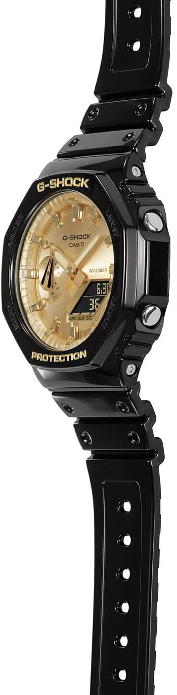Casio G-Shock herrklocka från sidan: svart armband med guldfärgad urtavla