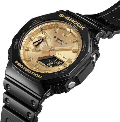 Casio G-Shock herrklocka snett: svart boett med guldfärgad urtavla och armband