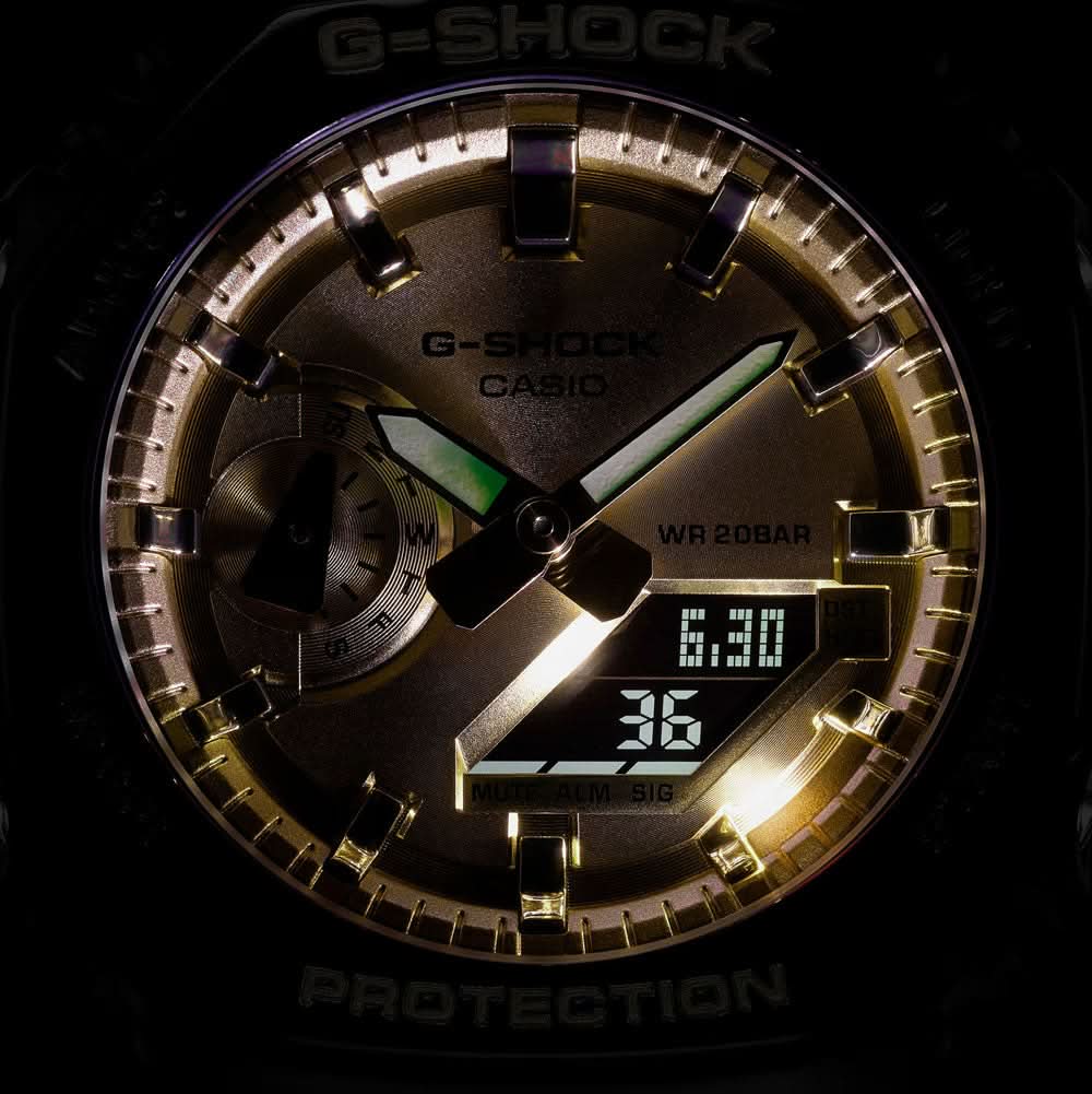 Casio G-Shock urverksvy: svart urtavla med guldfärgade accenter och digital display