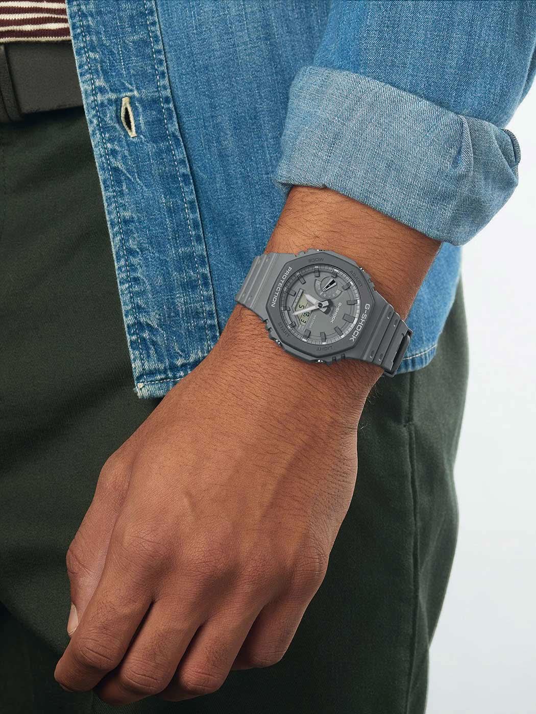 Casio G-Shock herrklocka på handleden, grått band och runt skyddande hölje