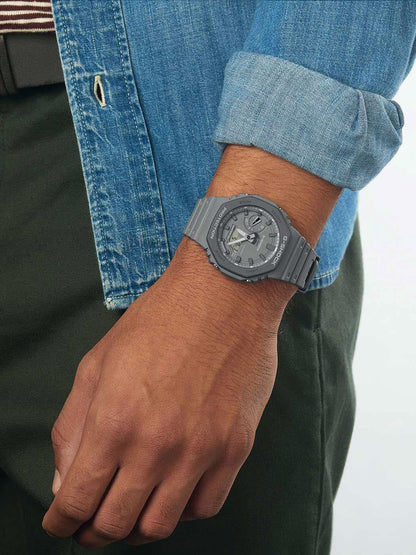 Casio G-Shock herrklocka på handleden, grått band och runt skyddande hölje