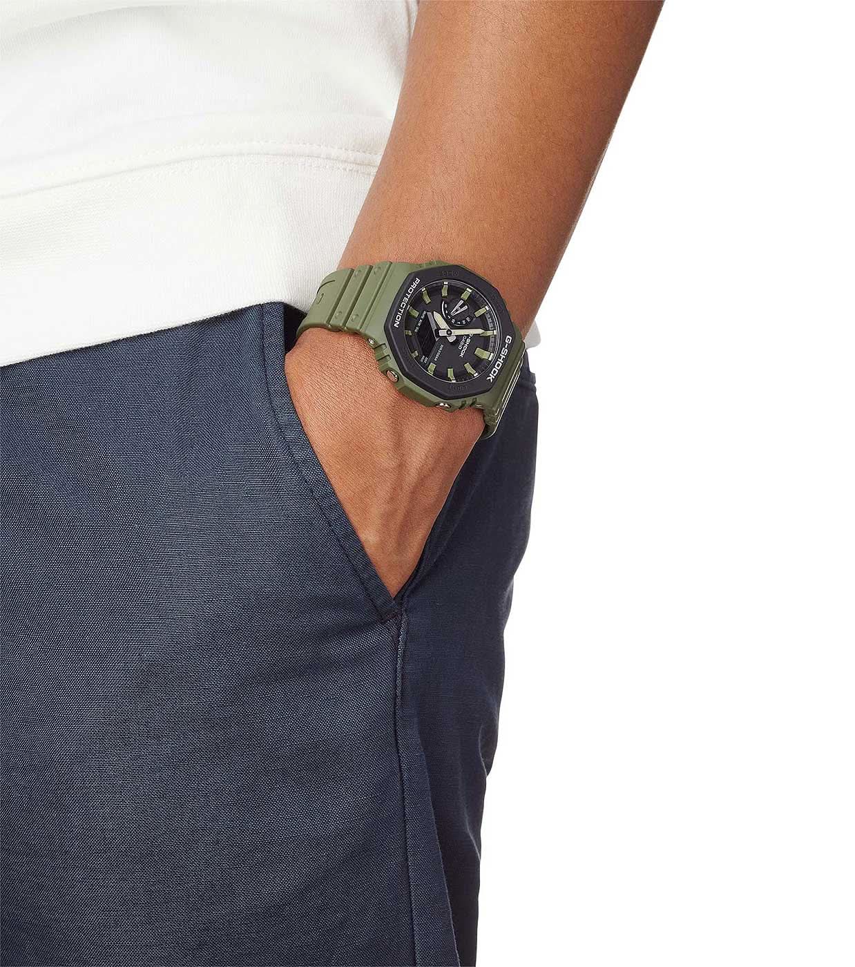 Casio G-Shock herrarmbandsur på handleden med mörkgrönt resinband och digital display