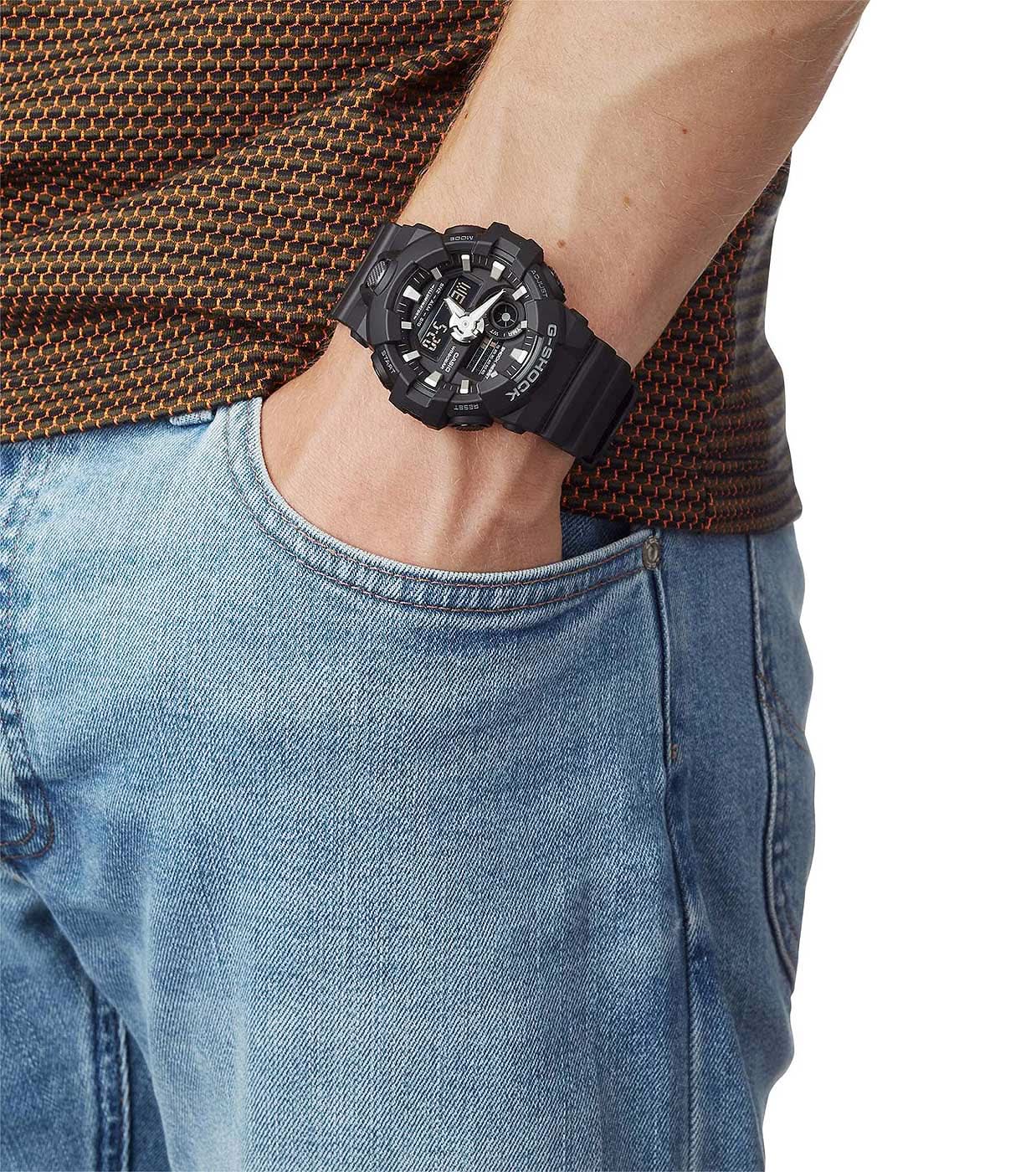 Casio G-SHOCK herrklocka på handleden, svart armband och boett med knappar