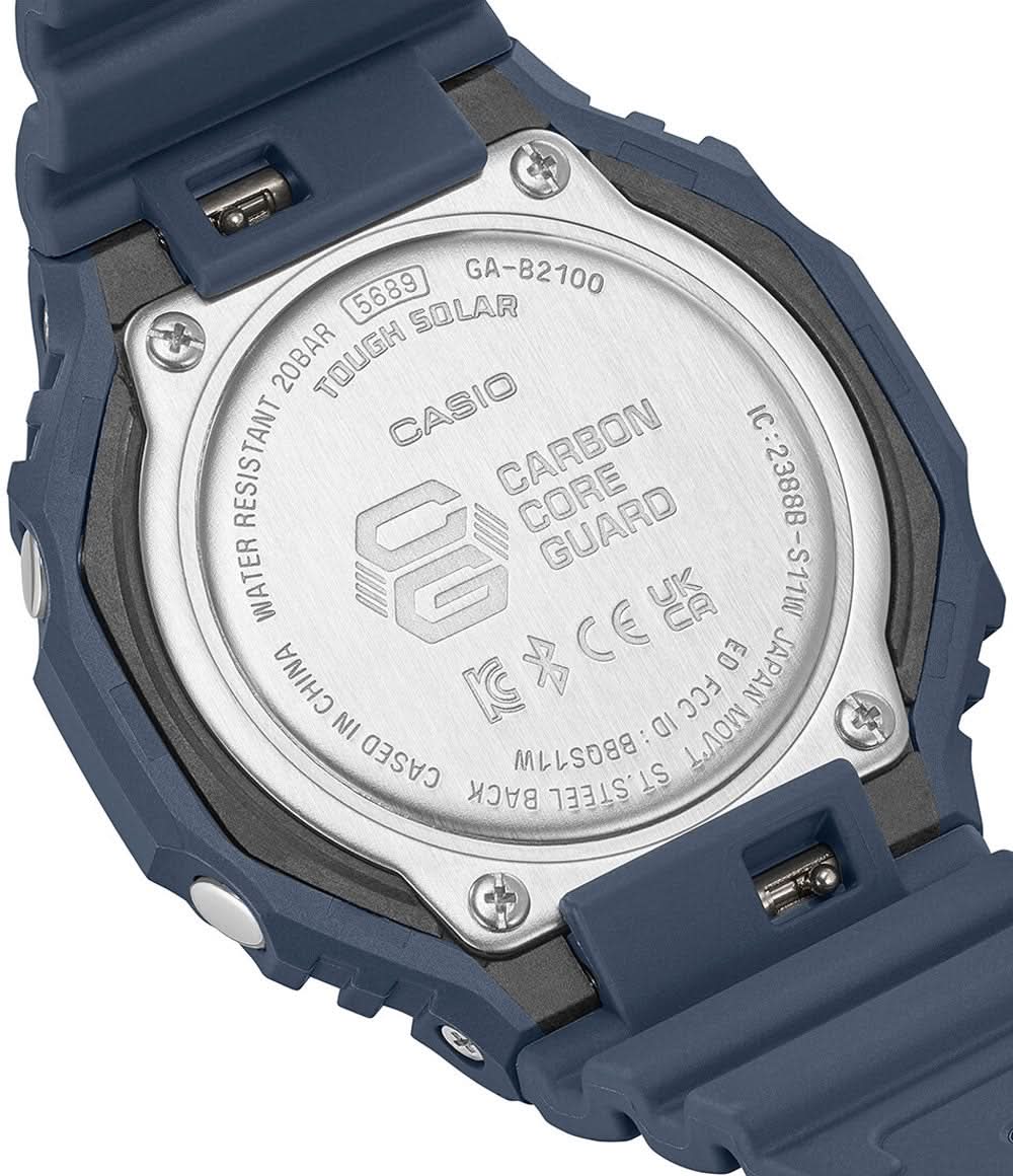 Baksidan av en Casio G-Shock herrklocka med silverfärgad boett och skruvar på höljet