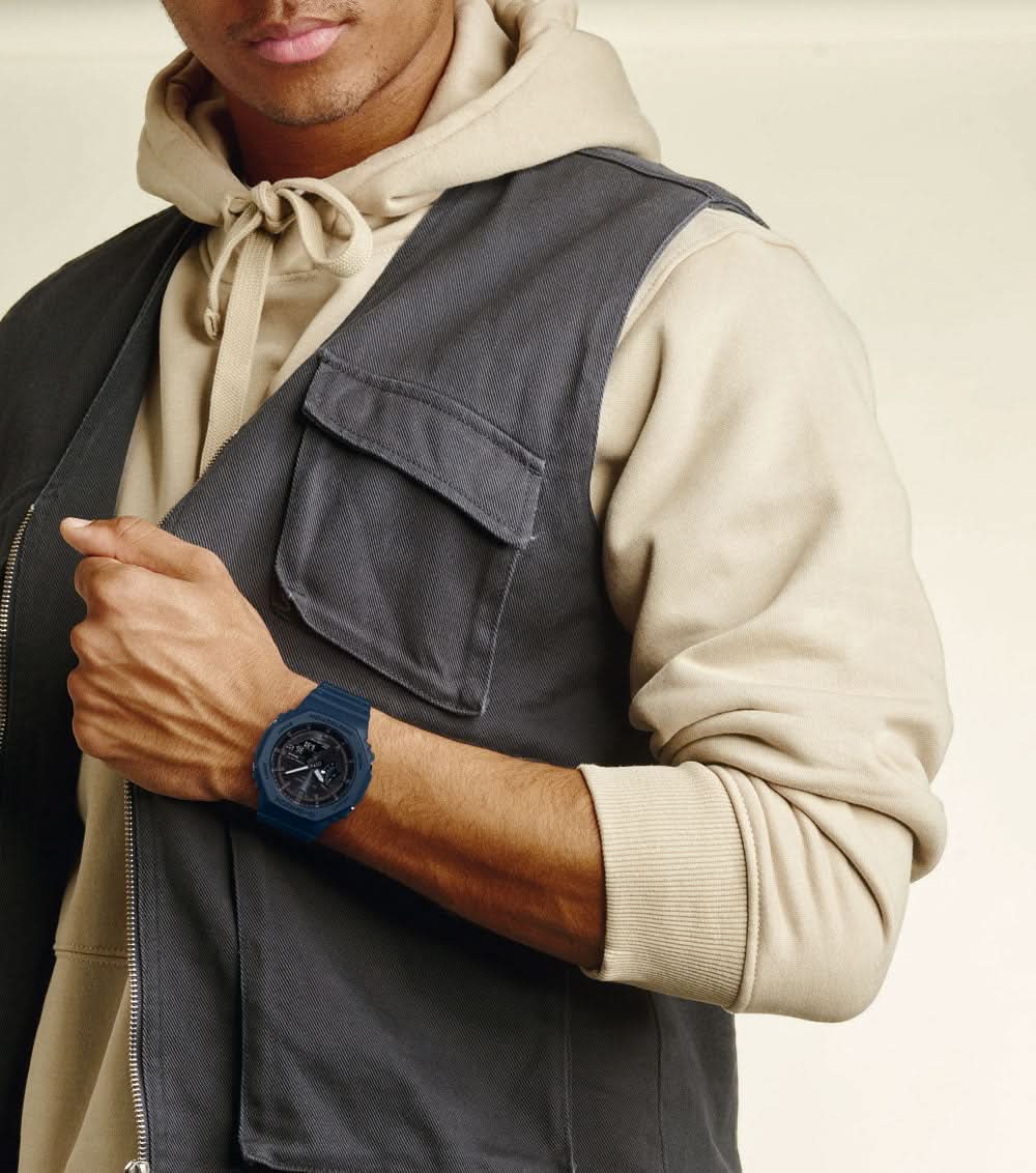 Casio G-Shock herrklocka på en mans handled, blått silikonarmband synligt