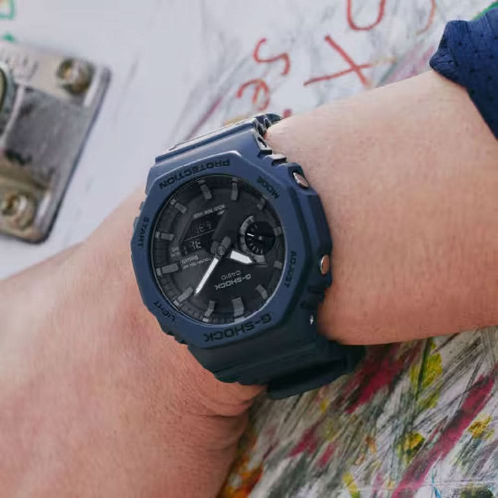 Casio G-Shock herrklocka på handleden, blått armband och svart urtavla synlig