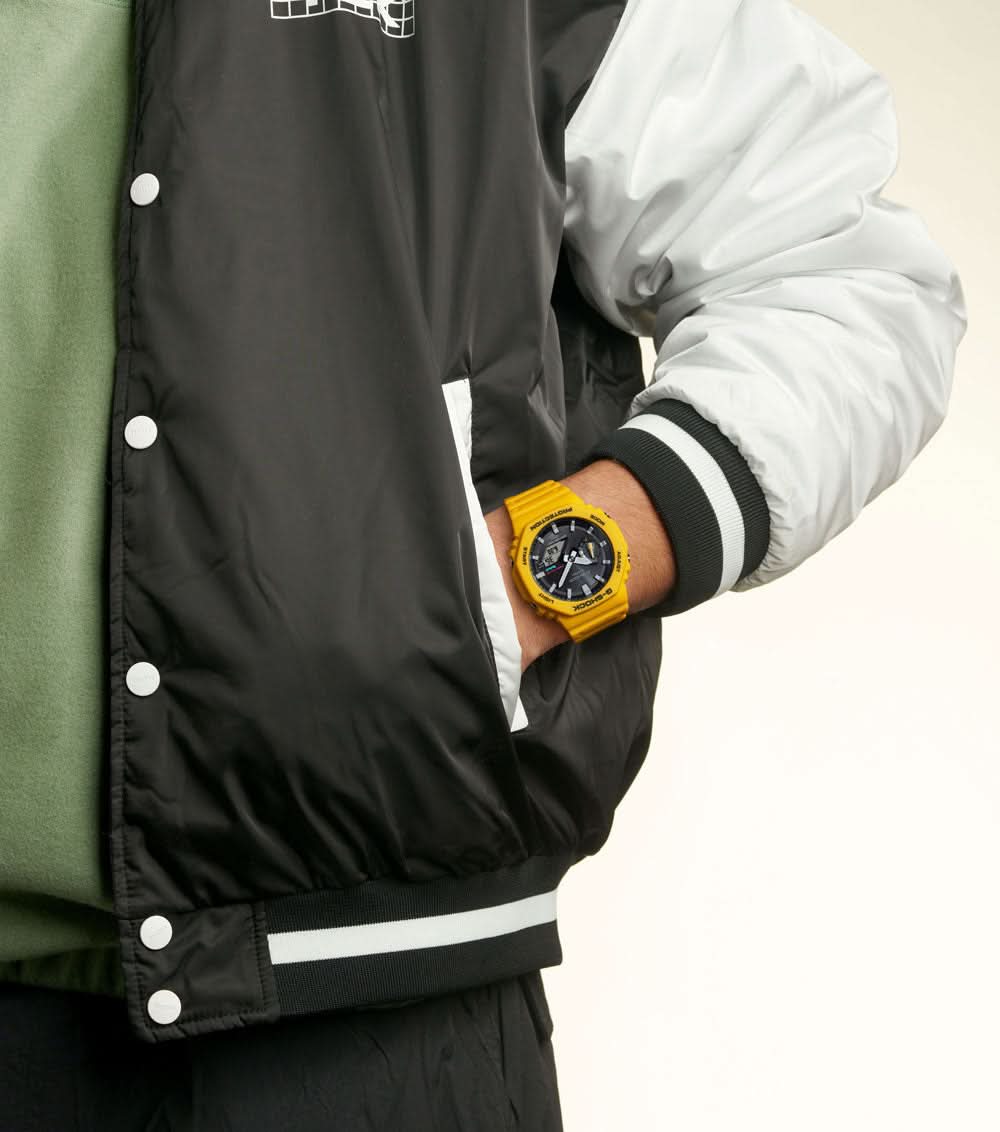 Casio G-Shock herrklocka på handleden med gult armband och svart urtavla