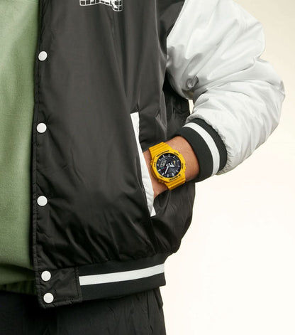 Casio G-Shock herrklocka på handleden med gult armband och svart urtavla