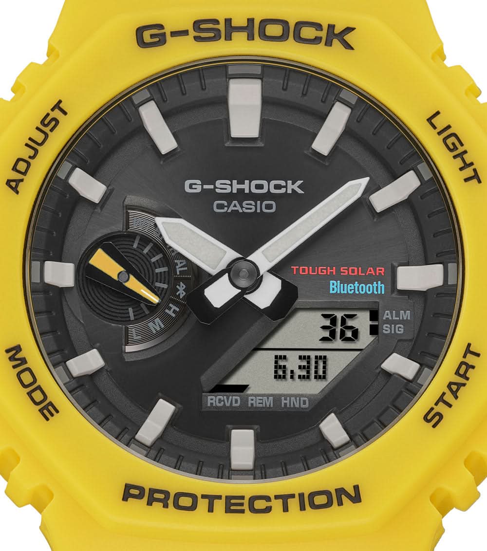 Casio G-Shock klocka med gult hölje och armband, svart urtavla och Tough Solar
