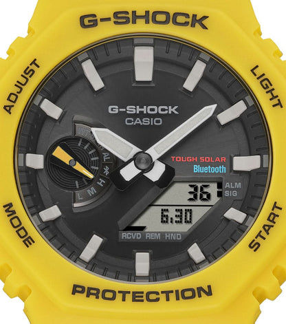 Casio G-Shock klocka med gult hölje och armband, svart urtavla och Tough Solar