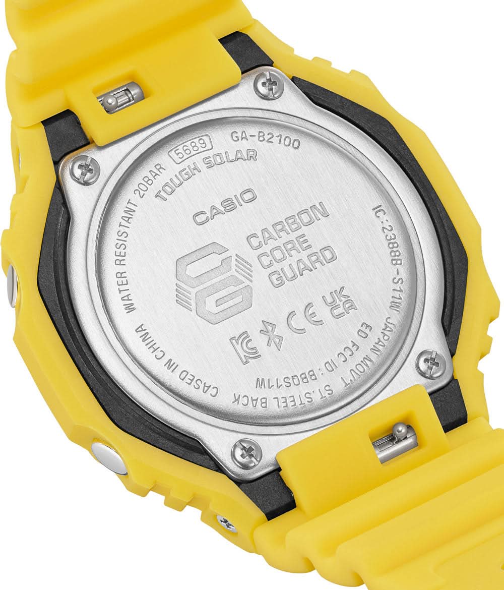 Baksidan av en Casio G-Shock med gul ram och skruvat boettlock i metall