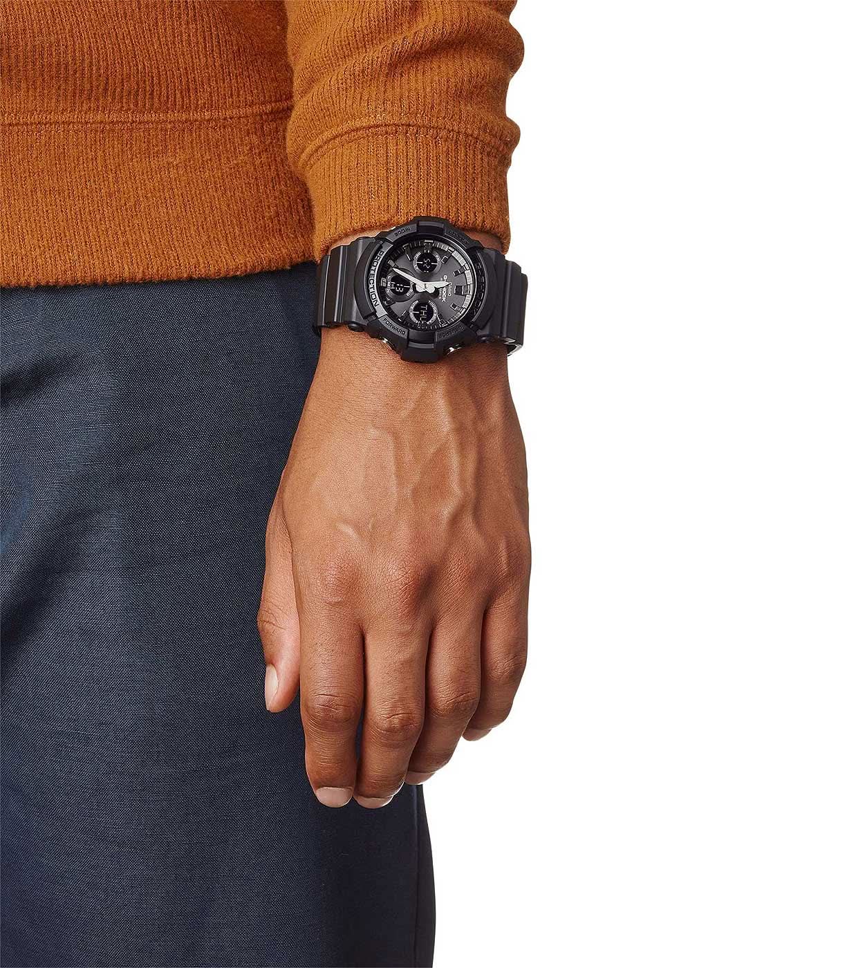 Casio G-Shock herrklocka på handleden, svart armband och mörk urtavla