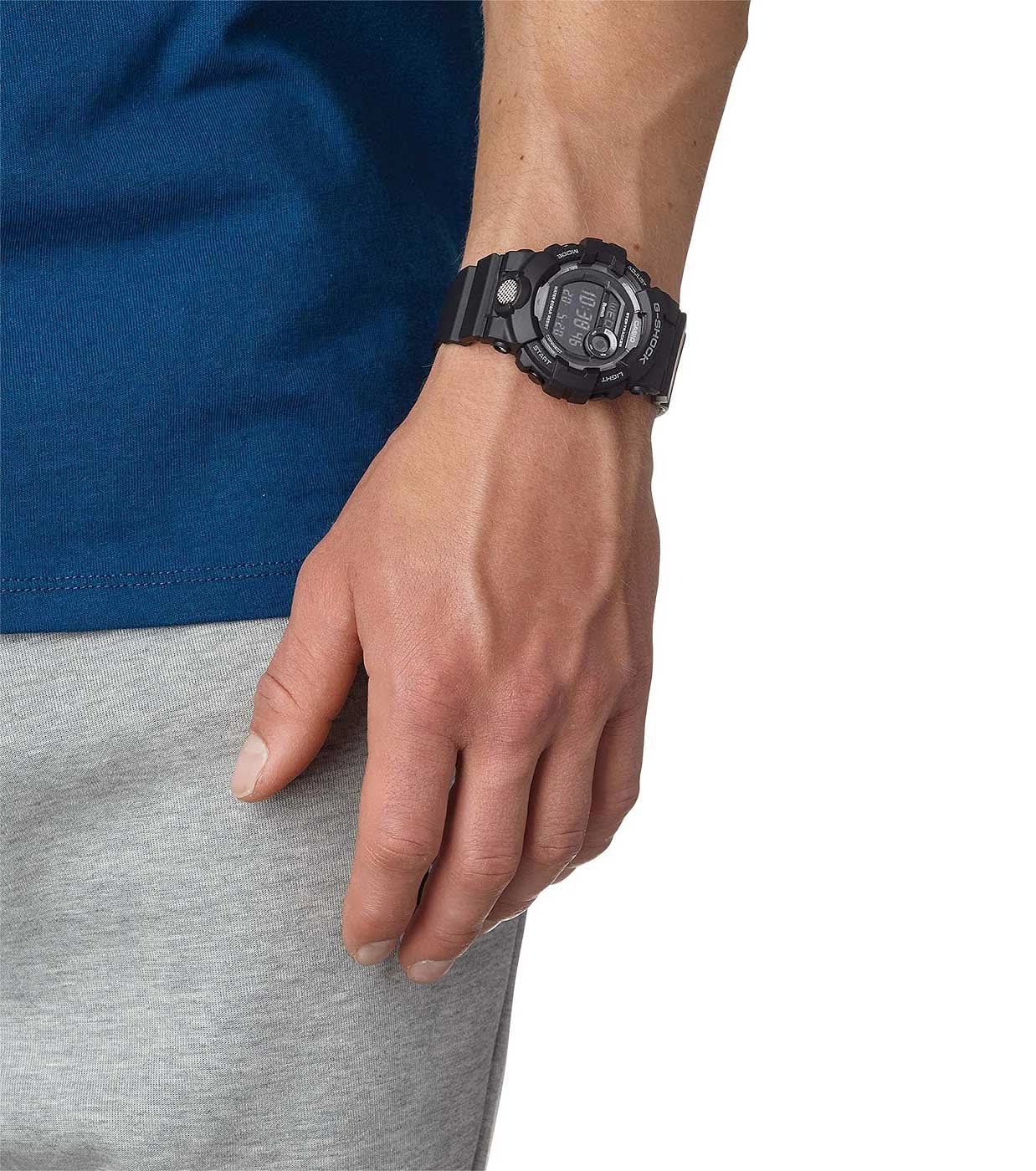 Casio G-Shock herrklocka på handleden med mörkt hölje och sportarmband